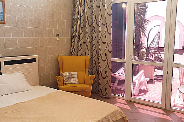 Номер 7 с террасой и выходом к морю