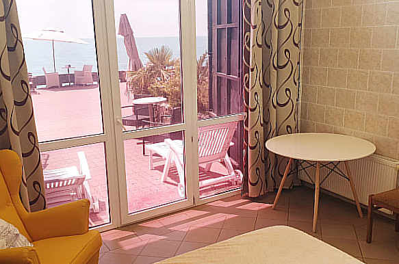 Номер 7 с террасой и выходом к морю