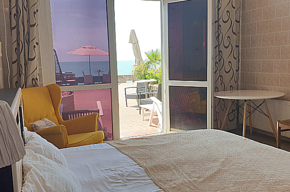 Номер 7 с террасой и выходом к морю