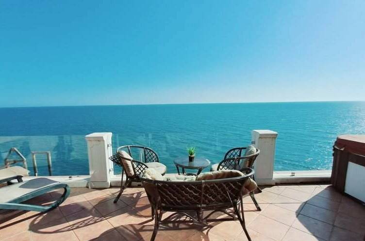 Пентхаус с балконом и видом на море