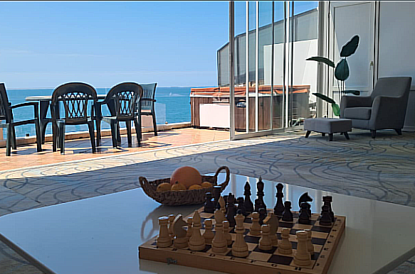 Пентхаус с балконом и видом на море