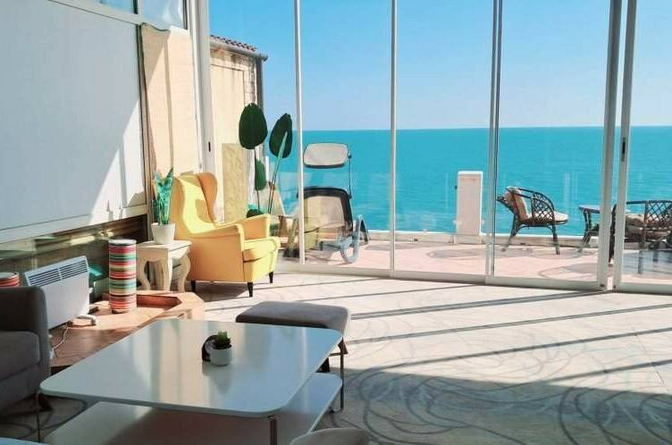 Пентхаус с балконом и видом на море