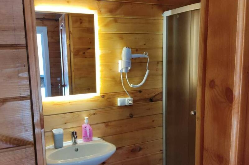 Домик на 4 человека с удобствами и верандой