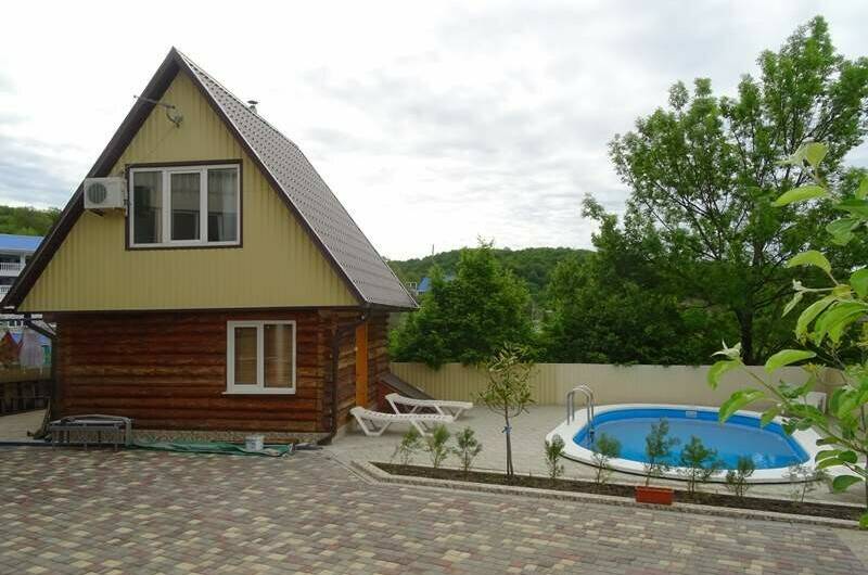 Домик у бассейна