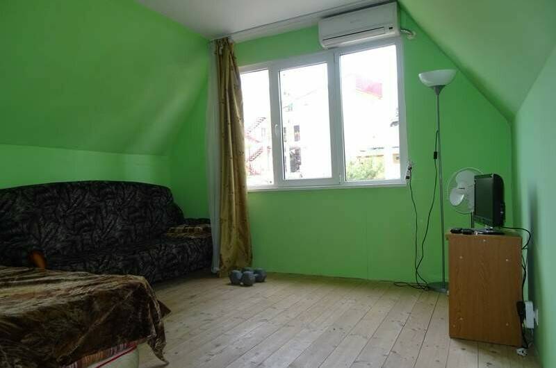 Домик у бассейна