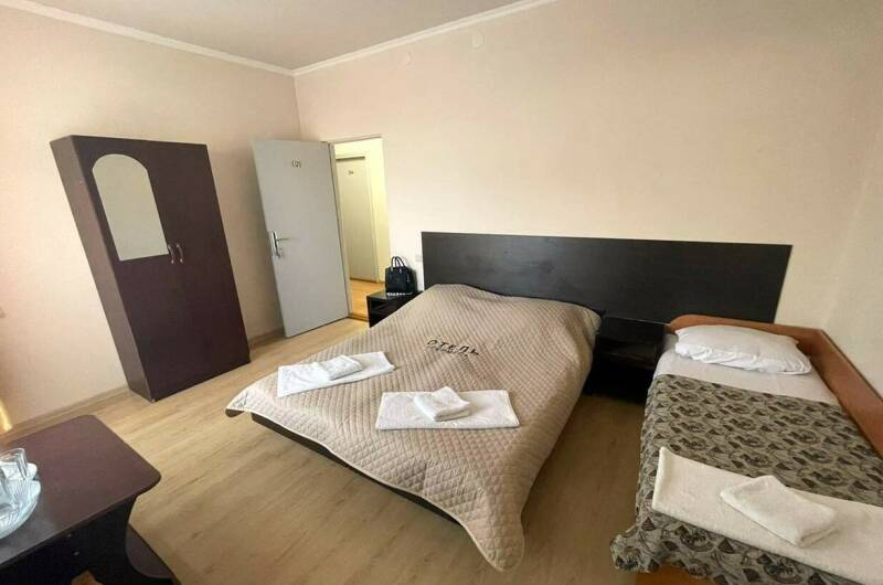 Трёхместный «Стандарт» с доп. местом и балконом