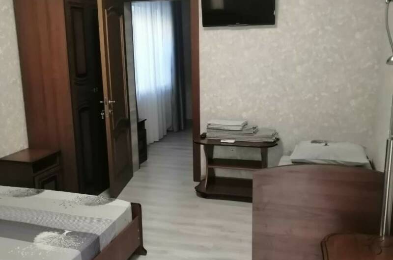 Пятиместный 2х-комнатный с кухней отдельный дворик