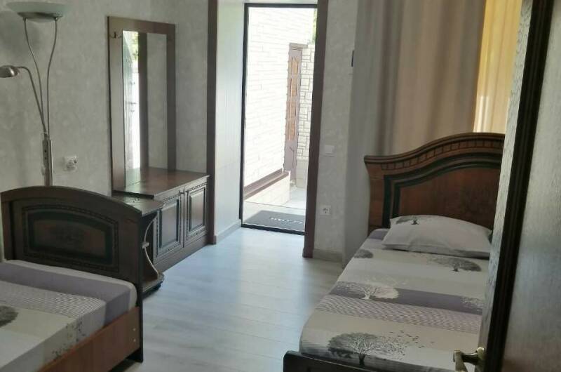 Пятиместный 2х-комнатный с кухней отдельный дворик