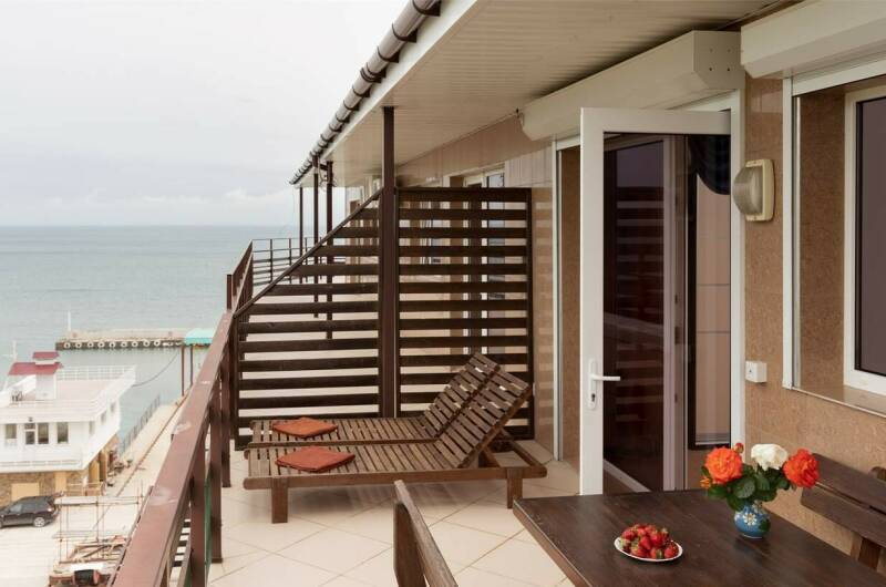 Видовой двухкомнатный номер (вид на море и горы)