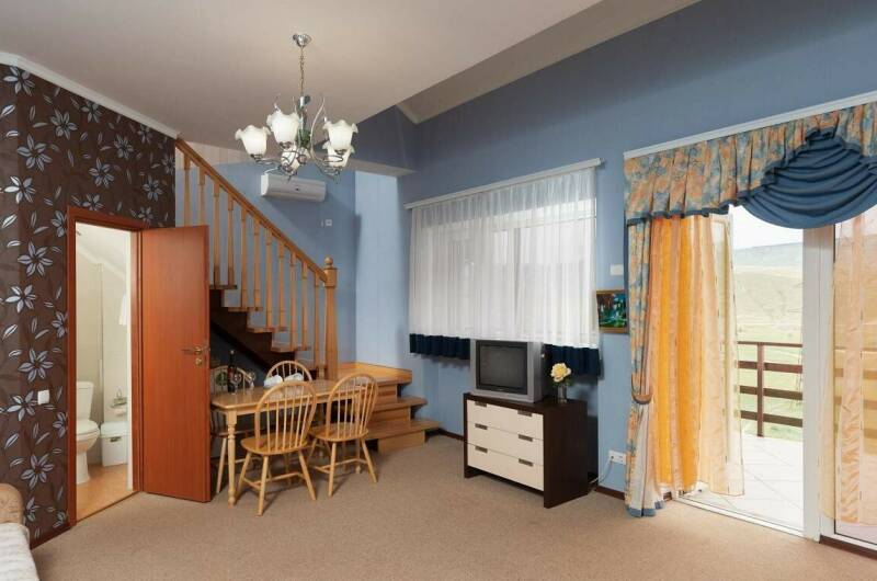 Видовой двухкомнатный номер (вид на море и горы)