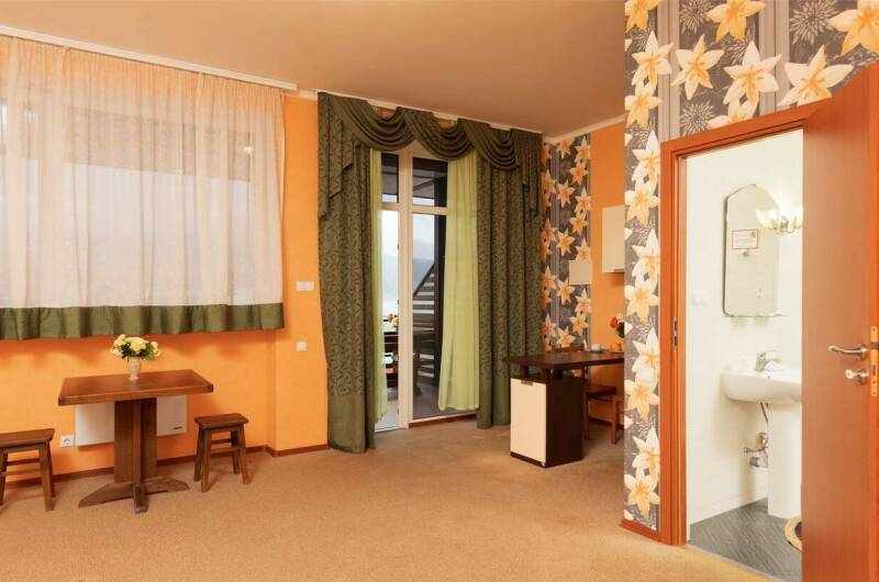 Семейный трехкомнатный номер (вид на море)