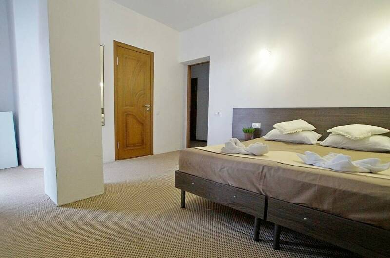 Двух местный стандарт с видом на бассейн