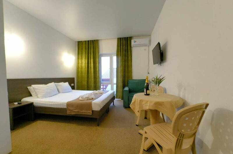 Трех местный номер с видом на бассейн