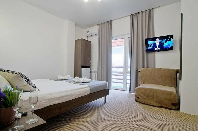 Трех местный номер с видом на бассейн