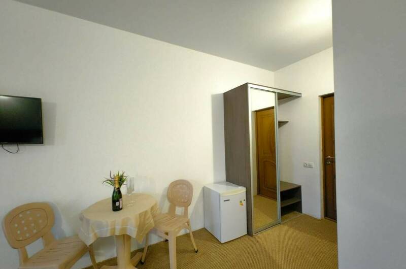 Трех местный номер с видом на бассейн