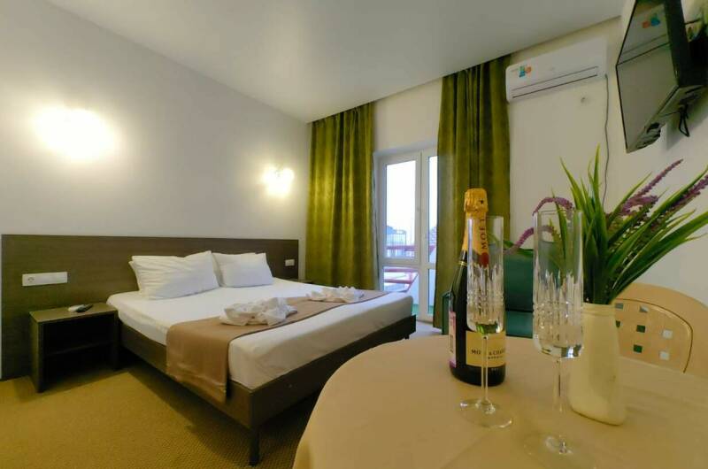 Трех местный номер с видом на бассейн