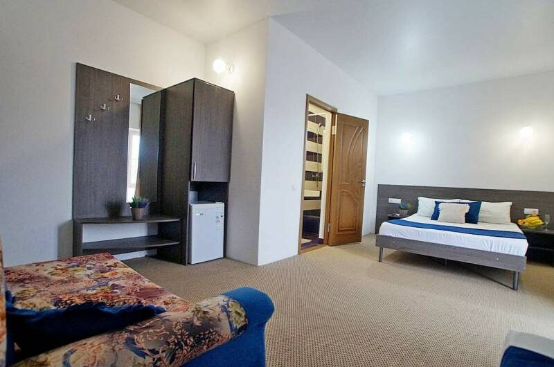 Четырех местный номер с видом на бассейн