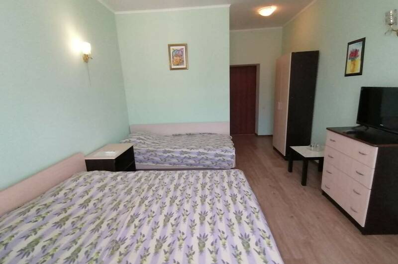 Трёхместный номер с балконом