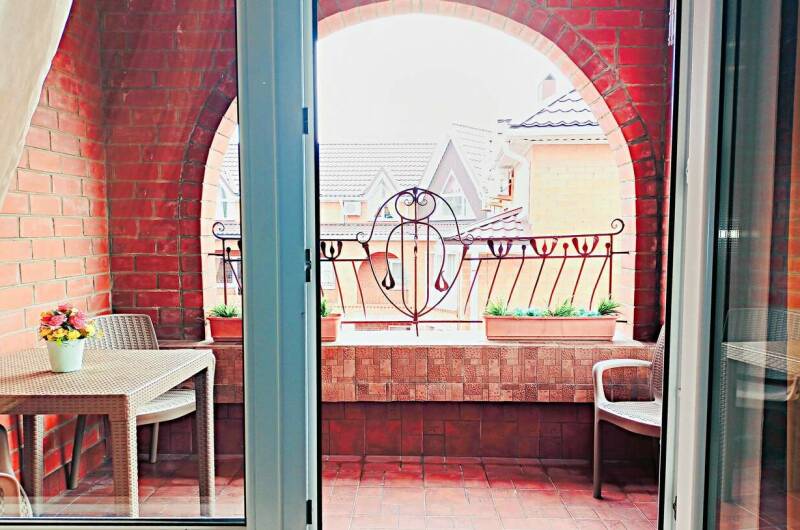 3-х местный «Комфорт» с балконом, вид на бассейн