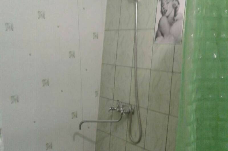 Комната с отдельной кухней и балконом