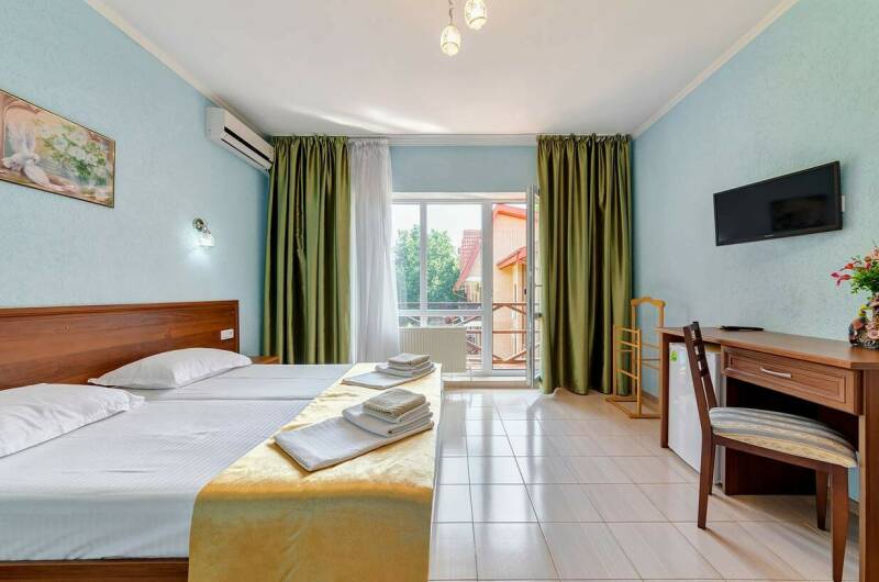 «Стандарт» с видом на бассейн и балконом