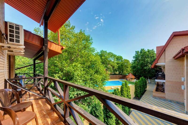 «Стандарт» с видом на бассейн и балконом