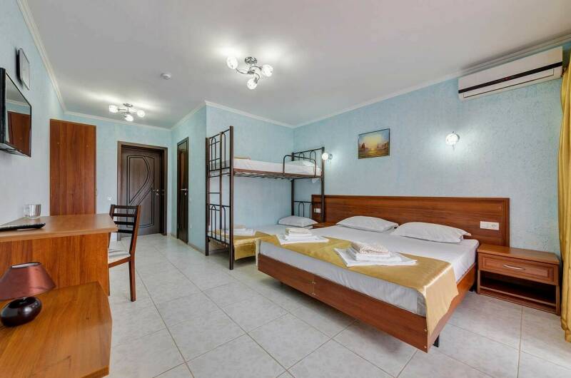 «Стандарт» с видом на бассейн и балконом