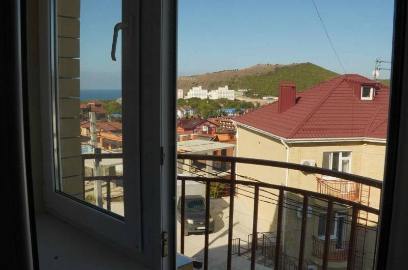 Трёхместный «Стандарт» вид на море и горы