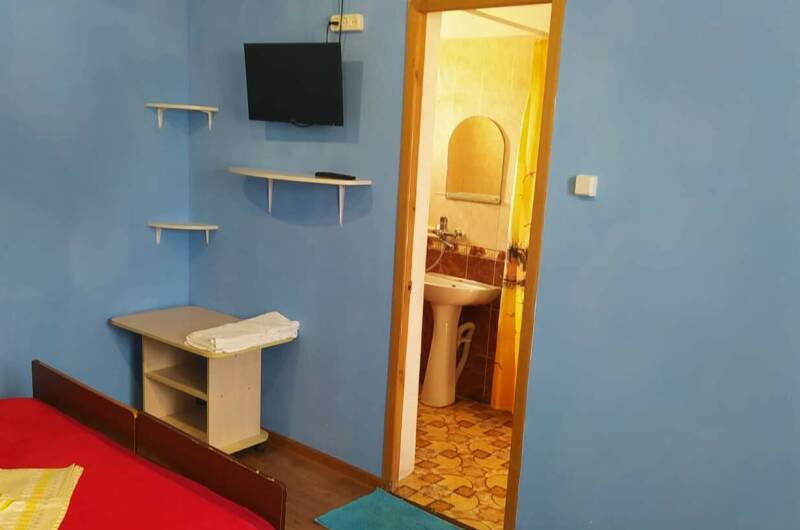 Номер на троих в пятиместном домике