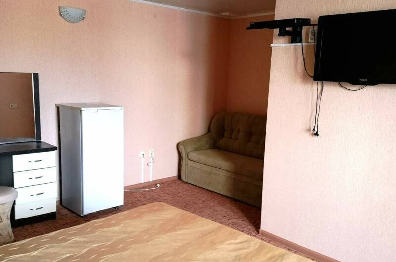 Трёхместный номер «Комфорт» с балконом, 2 эт