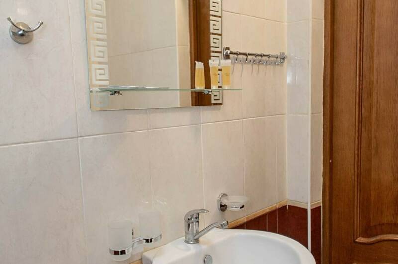 «Полулюкс» 4-местный с балконом