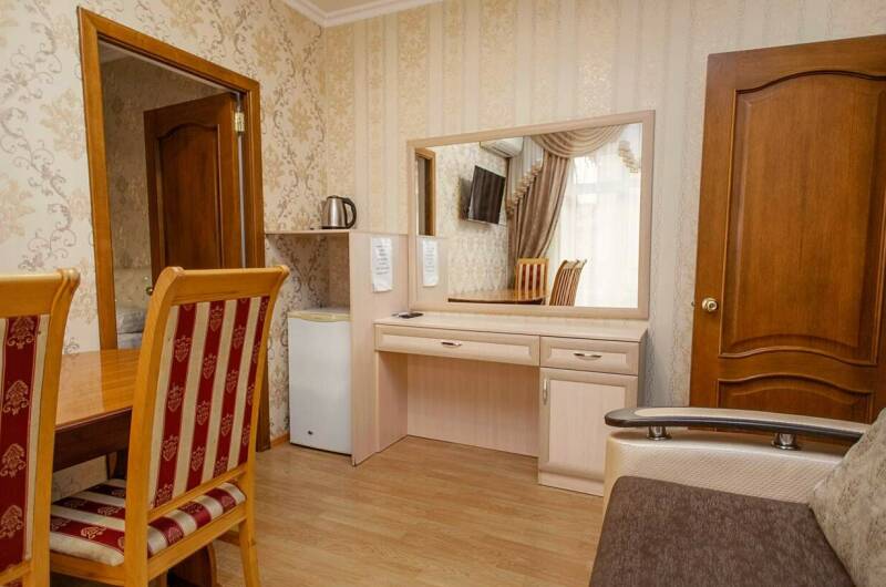 «Полулюкс» 4-местный с балконом