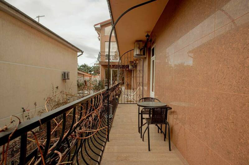 «Полулюкс» 4-местный с балконом