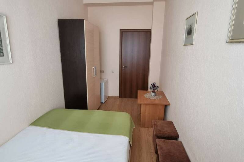 Двухместный номер эконом-класса с двуспальной кров