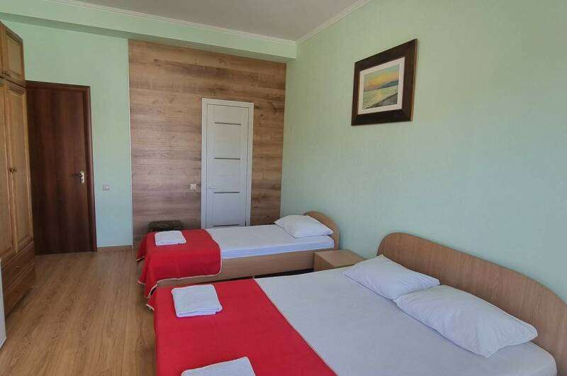 Трехместный стандартный номер с балконом