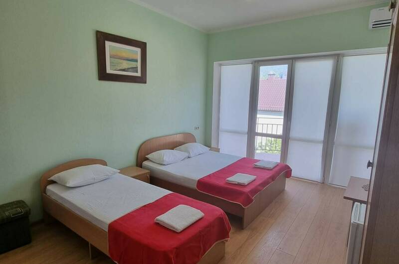 Трехместный стандартный номер с балконом