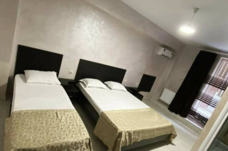 Трехместный с балконом (цокольный этаж)