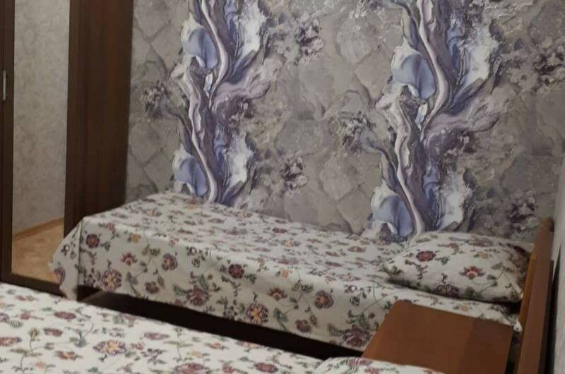 Эноном с санузлом на этаже на 3х