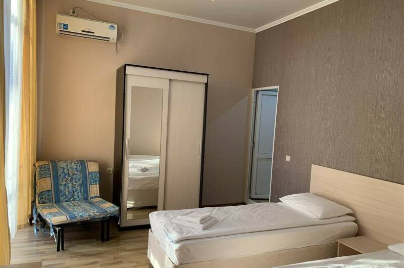 Улучшенный 2−3 местный номер с балконом и видом