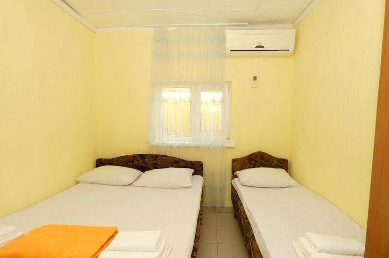 Трёхместный номер «С удобствами»