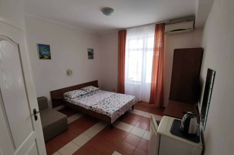 Трёхместный номер с балконом