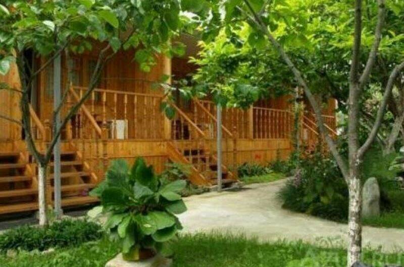 Деревянный домик с террасой