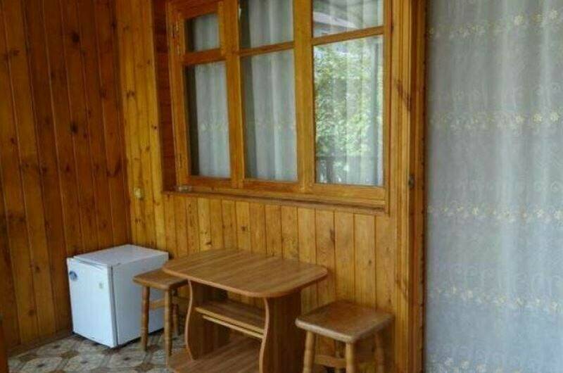 Деревянный домик с террасой