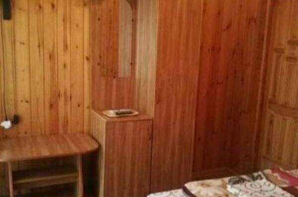 Деревянный домик с террасой