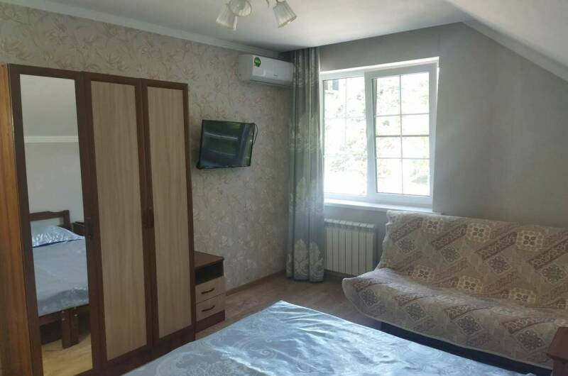 Трехместный