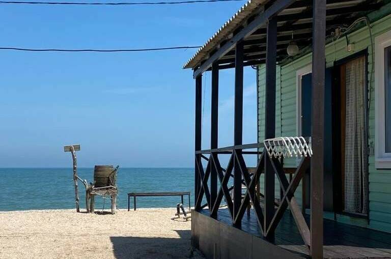 Трехместный домик с видом на море