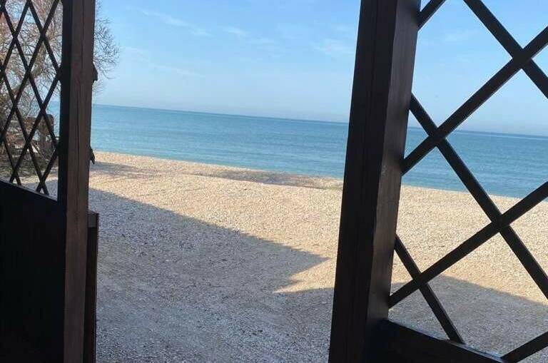 Трехместный домик с видом на море