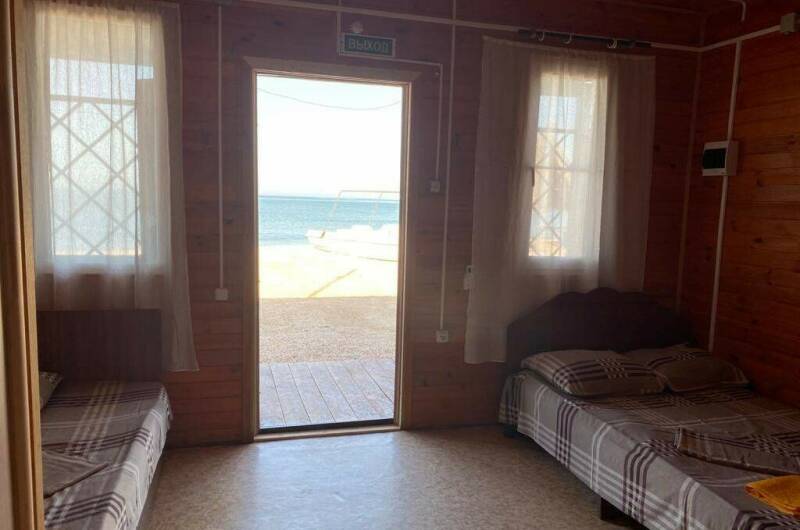 Трехместный домик с видом на море