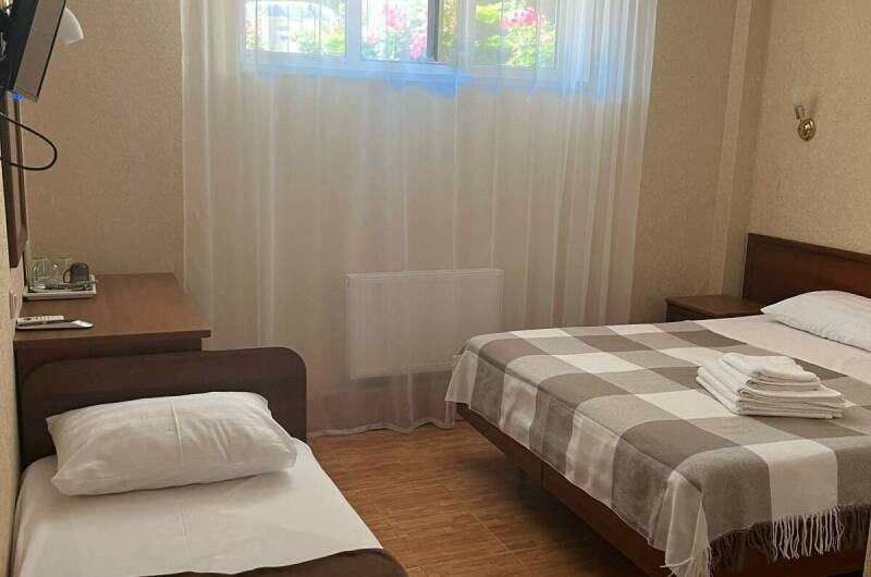 Трехместный на цоколе