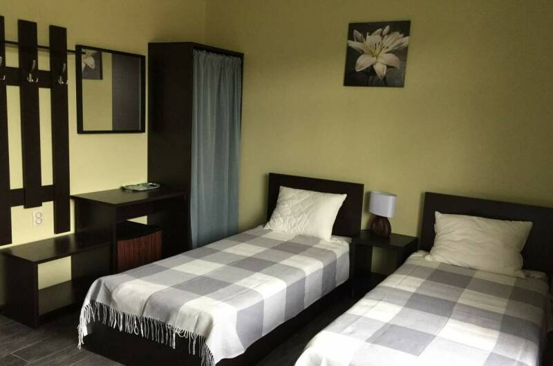 Четырехместный номер на первом этаже без балкона